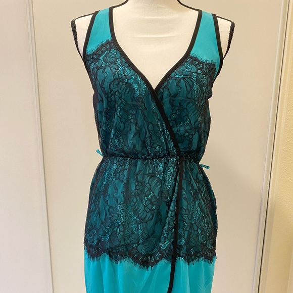 Beautiful turquoise dress with black lace - Picture 3 of 5